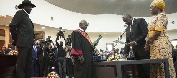 The president of South Sudan, Salva Kiir Mayardit, left, swears in Dr. Riek Machar as the first Vice President of South Sudan, in Juba, South Sudan Saturday, Feb. 22, 2020 - Sputnik International