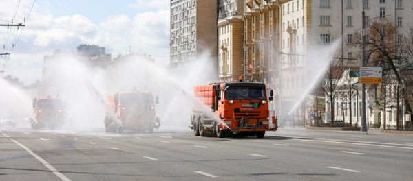 Vehicles drive near the U.S. embassy and spray disinfectant while sanitizing a road to prevent the spread of the coronavirus disease (COVID-19) in Moscow, Russia April 12, 2020 Vehicles drive near the U.S. embassy and spray disinfectant while sanitizing a road to prevent the spread of the coronavirus disease (COVID-19) in Moscow, Russia April 12, 2020 - Sputnik International