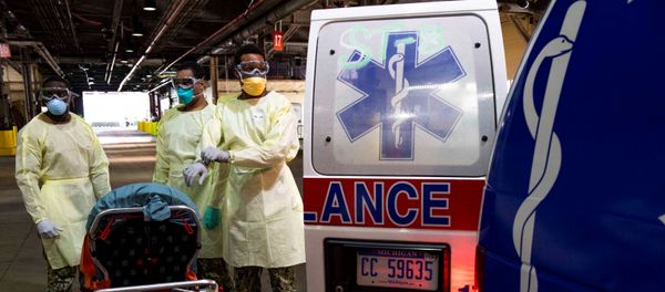U.S. Navy Sailors prepare to transport a patient arriving for medical treatment from an ambulance onto the Military Sealift Command hospital ship USNS Comfort, supporting the local health network during the coronavirus disease (COVID-19) outbreak in New York City - Sputnik International