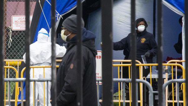 Medical professionals work at a coronavirus walk-up testing site at Public Safety Headquarters on April 10, 2020 in Jersey City, New Jersey. New Jersey has the second most COVID-19 cases in the U.S. with over 50,000 confirmed reports.  - Sputnik International