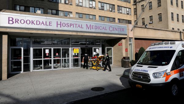 E.M.Ts wheel a bed into the Brookdale Hospital Medical Center during the coronavirus disease (COVID-19) outbreak in Brooklyn, New York City, New York, U.S., April 1, 2020 - Sputnik International
