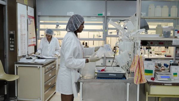 Scientists work at a lab at the Genetic Engineering and Biotechnology Centre in Havana, on 12 April 2018 - Sputnik International