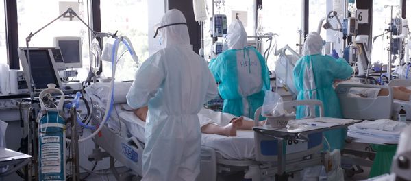 Healthcare workers wearing protective suits attend to COVID-19 coronavirus patients in Barcelona Healthcare workers wearing protective suits attend to COVID-19 coronavirus patients in Barcelona - Sputnik International