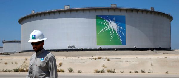 An Aramco employee walks near an oil tank at Saudi Aramco's Ras Tanura oil refinery and oil terminal in Saudi Arabia May 21, 2018 An Aramco employee walks near an oil tank at Saudi Aramco's Ras Tanura oil refinery and oil terminal in Saudi Arabia May 21, 2018 - Sputnik International