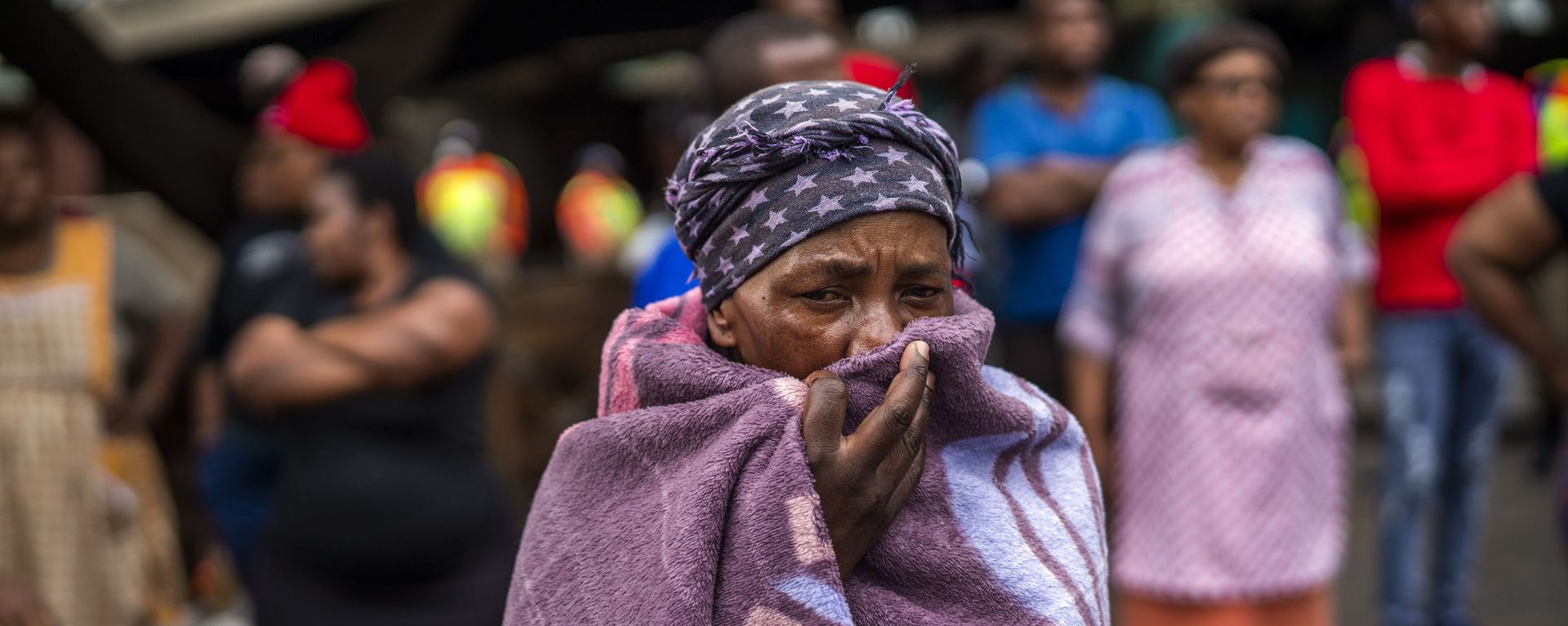 People living near the traditional medicine market wait to receive food baskets from private donors, Monday, April 13, 2020 downtown Johannesburg - Sputnik International, 1920, 25.11.2021