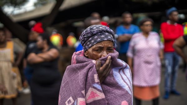 People living near the traditional medicine market wait to receive food baskets from private donors, Monday, April 13, 2020 downtown Johannesburg - Sputnik International