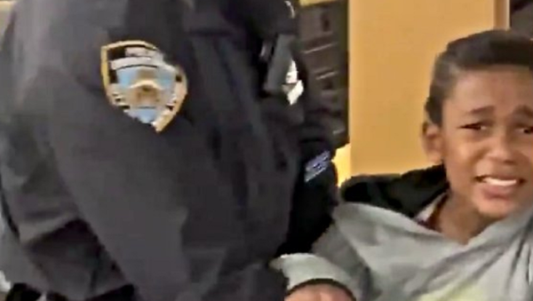 NYPD Restrains Young Boy Selling Candy on Subway During Pandemic - Sputnik International