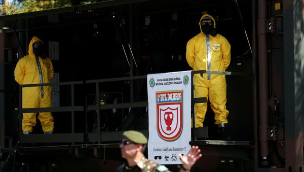 A Brazilian army officer and members of the Biological Radiological and Nuclear Chemical Defense Battalion, demonstrate tactics to combat the new coronavirus pandemic, amid the coronavirus disease (COVID-19) outbreak, at army headquarters in Rio de Janeiro, Brazil April 14, 2020 - Sputnik International