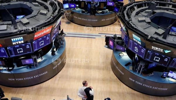 A trader puts on his jacket on the floor of the New York Stock Exchange (NYSE) as the building prepares to close indefinitely due to the coronavirus disease (COVID-19) outbreak in New York, U.S., March 20, 2020 A trader puts on his jacket on the floor of the New York Stock Exchange (NYSE) as the building prepares to close indefinitely due to the coronavirus disease (COVID-19) outbreak in New York, U.S., March 20, 2020 - Sputnik International