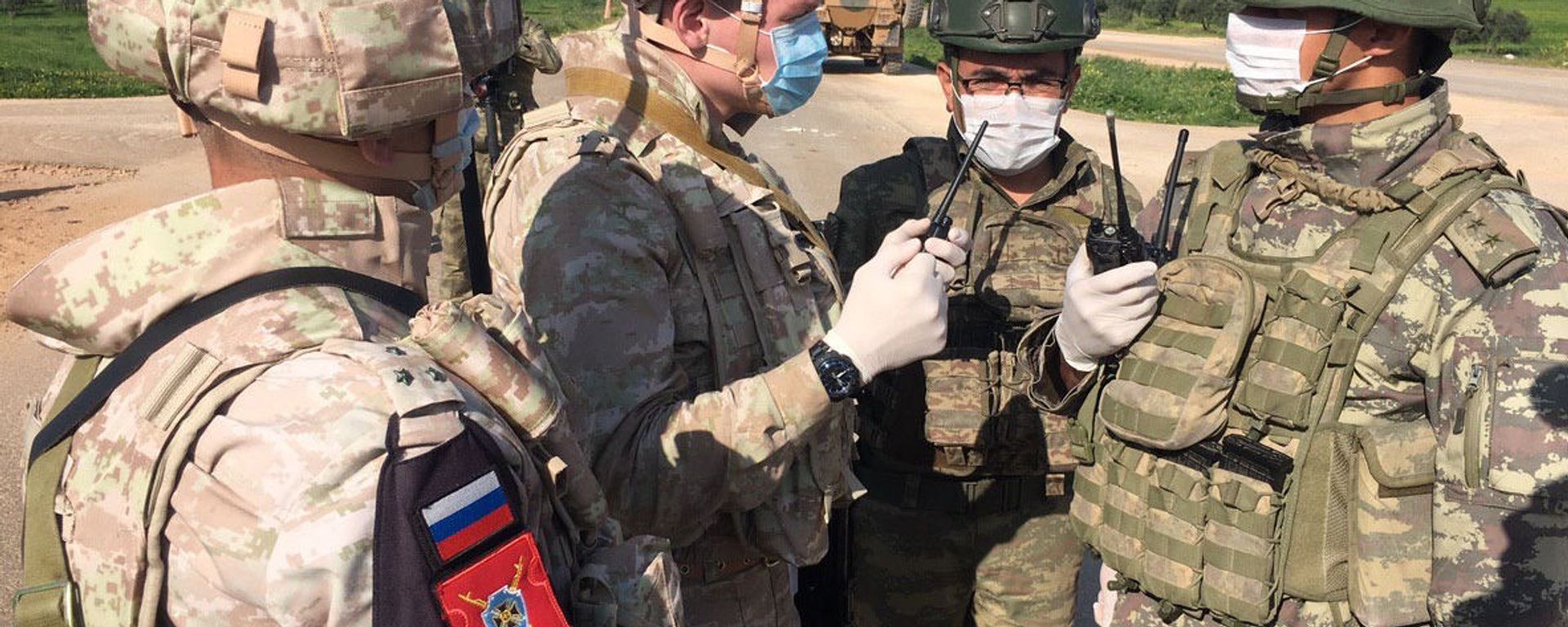 Soldiers of the Russian military police and the Turkish military during a joint patrol of the M-4 highway in Idlib province in Syria Soldiers of the Russian military police and the Turkish military during a joint patrol of the M-4 highway in Idlib province in Syria - Sputnik International, 1920, 13.10.2021