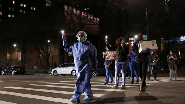 Nurses gather for a candlelight vigil to honor healthcare workers, during the outbreak of the coronavirus disease (COVID-19) at Lincoln Hospital in the Bronx borough of New York City, U.S., April 14, 2020 Nurses gather for a candlelight vigil to honor healthcare workers, during the outbreak of the coronavirus disease (COVID-19) at Lincoln Hospital in the Bronx borough of New York City, U.S., April 14, 2020 - Sputnik International