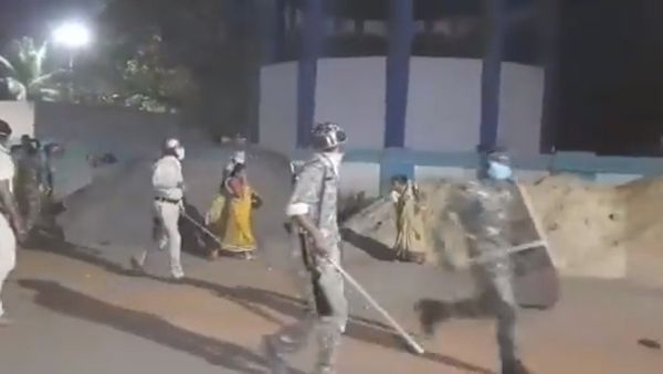 Villagers protest in Bankura district against Police cremating body of 65 yr old man who died of cough&fever - Sputnik International