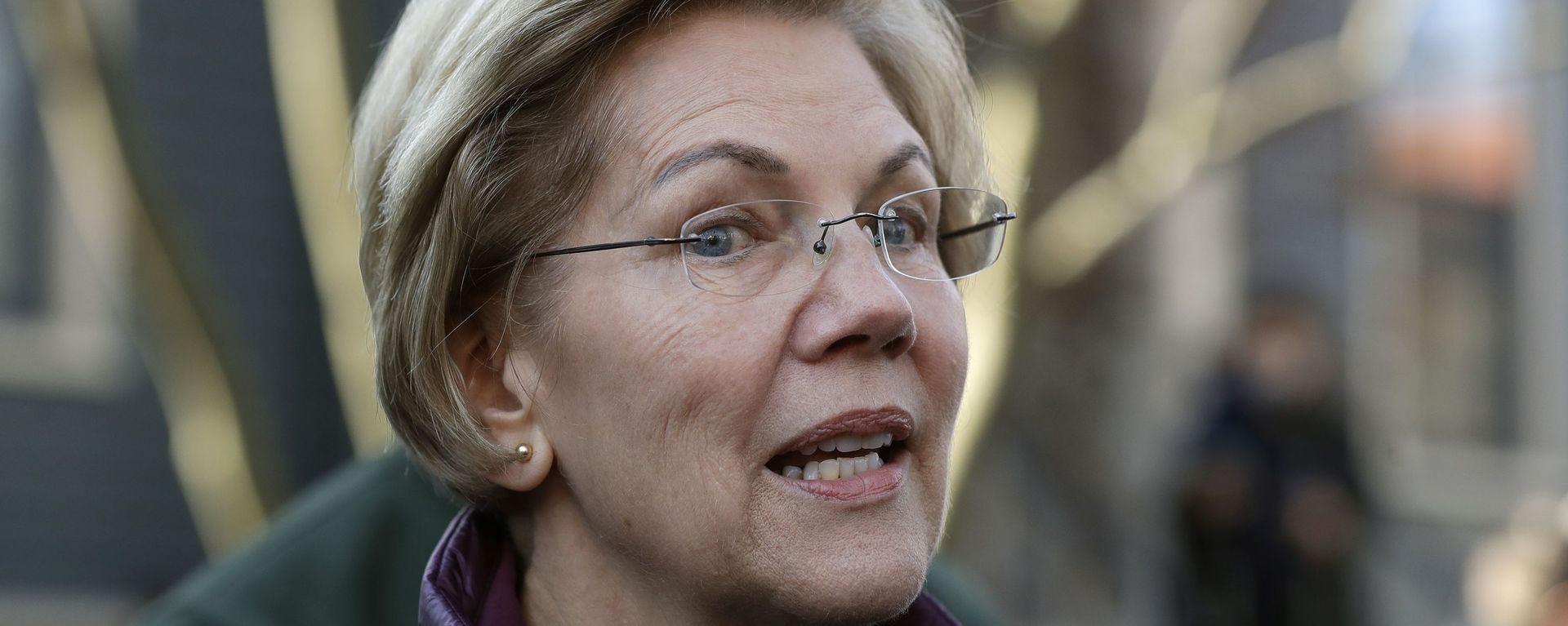 FILE - In this Thursday, March 5, 2020, file photo, Sen. Elizabeth Warren, D-Mass., speaks to the media outside her home in Cambridge, Mass., after she dropped out of the Democratic presidential race FILE - In this Thursday, March 5, 2020, file photo, Sen. Elizabeth Warren, D-Mass., speaks to the media outside her home in Cambridge, Mass., after she dropped out of the Democratic presidential race - Sputnik International, 1920, 15.08.2022