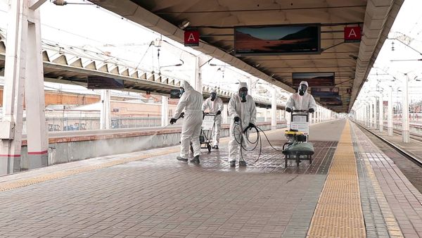  EMERCOM of Russia employees disinfected the Leningrad station in Moscow - Sputnik International