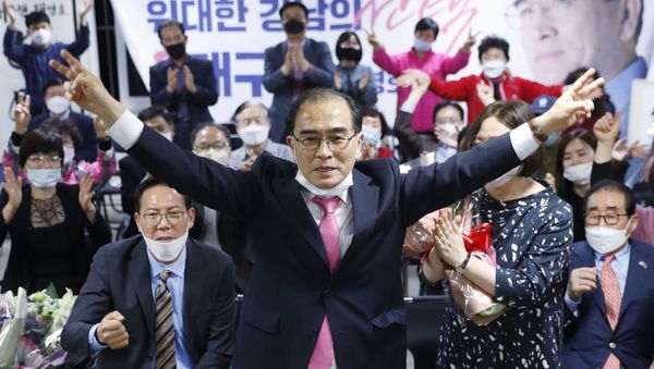Thae Yong Ho, center, former North Korean diplomat, who defected to South Korea in 2016 and a candidate of the main opposition United Future Party, reacts after he was certain to secure victory in the parliamentary election in Seoul, South Korea, Thursday, April 16, 2020 - Sputnik International