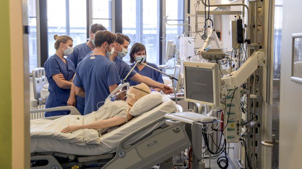 In this Tuesday, March 25, 2020, photo, hospital doctors get instructions on a ventilator at the University Hospital Eppendorf in Hamburg Germany In this Tuesday, March 25, 2020, photo, hospital doctors get instructions on a ventilator at the University Hospital Eppendorf in Hamburg Germany - Sputnik International