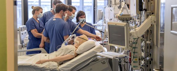 In this Tuesday, March 25, 2020, photo, hospital doctors get instructions on a ventilator at the University Hospital Eppendorf in Hamburg Germany - Sputnik International