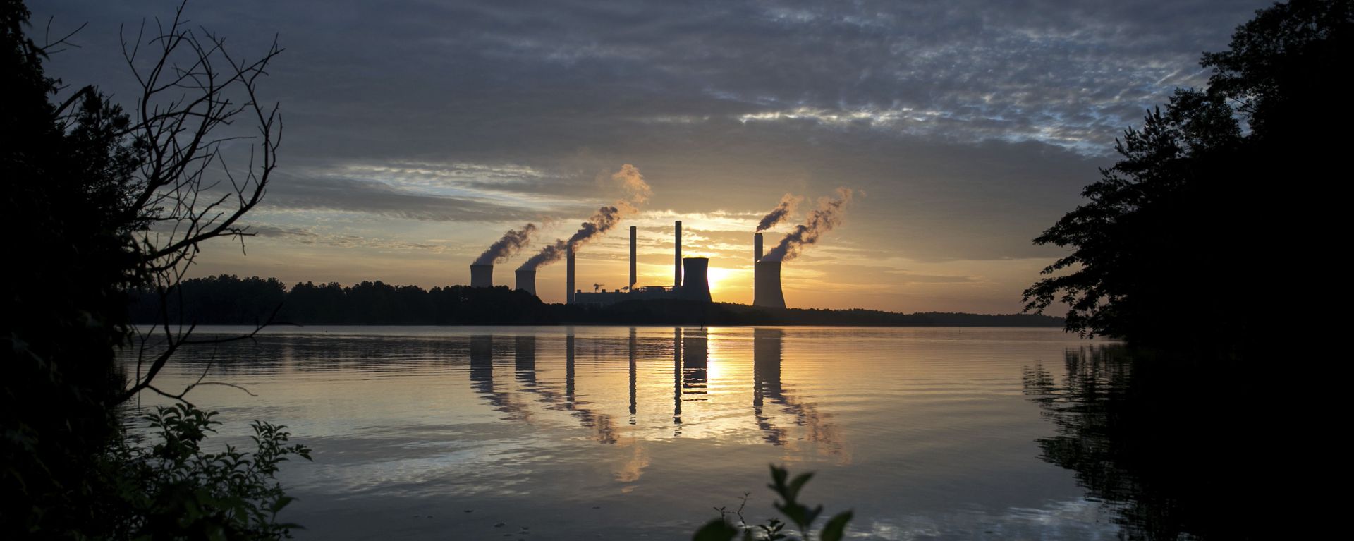 The coal-fired Plant Scherer, one of the nation's top carbon dioxide emitters, stands in the distance in Juliette, Ga., Saturday, June, 3, 2017 The coal-fired Plant Scherer, one of the nation's top carbon dioxide emitters, stands in the distance in Juliette, Ga., Saturday, June, 3, 2017 - Sputnik International, 1920, 09.09.2023