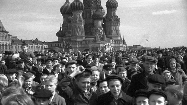 Crowds on Red Square celebrate the Soviet Union's victory over Nazi Germany in Great Patriotic War (1941-1945) - Sputnik International