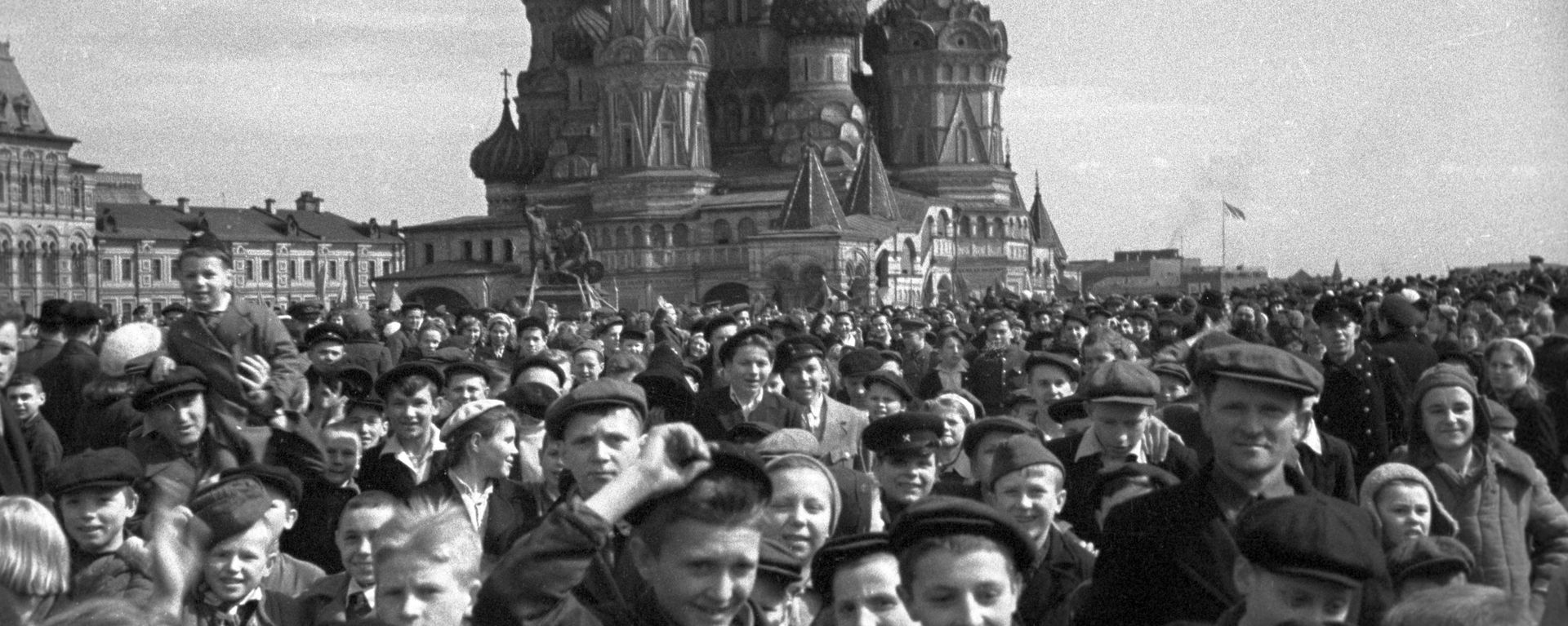 Crowds on Red Square celebrate the Soviet Union's victory over Nazi Germany in Great Patriotic War (1941-1945) - Sputnik International, 1920, 22.06.2021