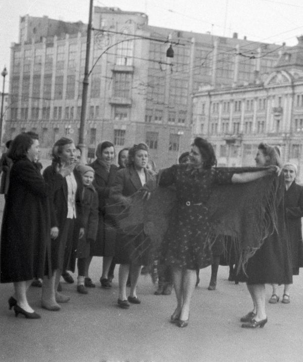 Women dance during Victory Day celebrations in Moscow on 9 May 1945 - Sputnik International