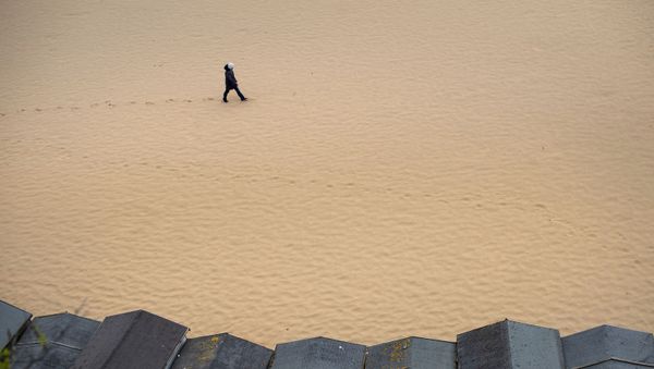 A solitary walker on the beach in Broadstairs, southern England, during the long Easter Bank Holiday as the UK continues in lockdown to help curb the spread of the coronavirus, Monday 13 April, 2020 - Sputnik International