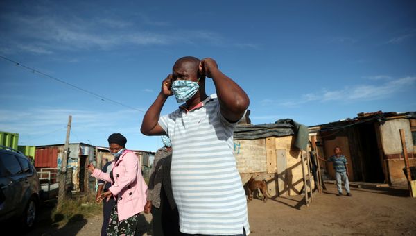 Community volunteers put the masks on as they prepare to distribute food packages during a 21-day nationwide lockdown aimed at limiting the spread of the coronavirus disease (COVID-19) in a township in Cape Town, South Africa, April 17, 2020 - Sputnik International