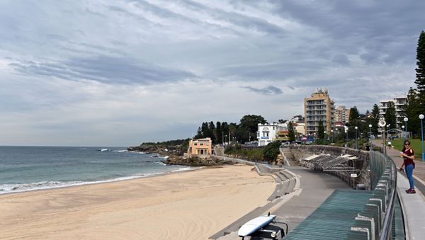 This general view shows an empty Coogee beach in Sydney on April 16, 2020. - Sputnik International
