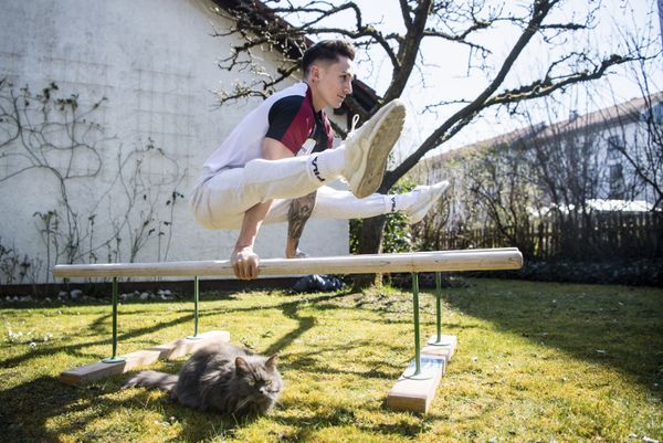 Marcel Nguyen, artistic gymnast, trains on a training bar in his mother's garden in Unterhaching, Germany, 25 March 2020 Marcel Nguyen, artistic gymnast, trains on a training bar in his mother's garden in Unterhaching, Germany, 25 March 2020 - Sputnik International