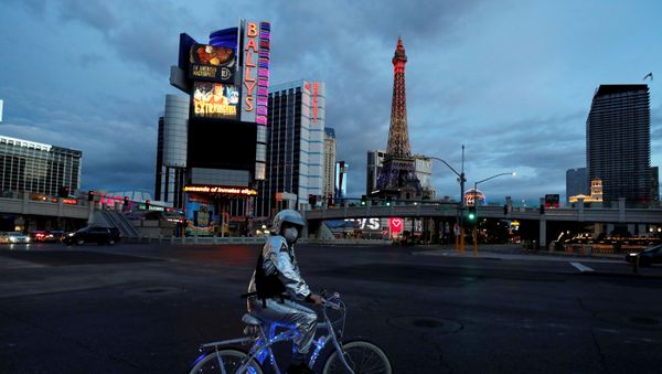 A man stands on his bicycle  on the Las Vegas strip as the spread of coronavirus disease (COVID-19) continues, in Las Vegas, Nevada U.S., April 10, 2020. - Sputnik International