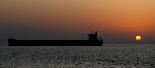 An oil tanker sits anchored off the Fos-Lavera oil hub near Marseille, France, September 17 An oil tanker sits anchored off the Fos-Lavera oil hub near Marseille, France, September 17 - Sputnik International
