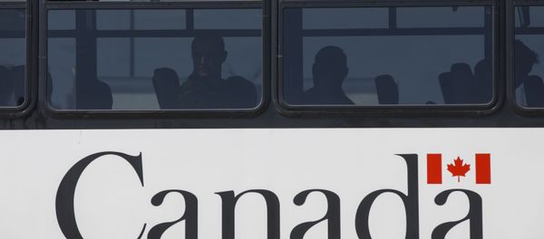 Members of the Canadian Forces wait on a bus to convoy to CFB Borden amid the spread of the coronavirus disease (COVID-19) on April 6, 2020 in Toronto, Canada. Members of the Canadian Forces wait on a bus to convoy to CFB Borden amid the spread of the coronavirus disease (COVID-19) on April 6, 2020 in Toronto, Canada. - Sputnik International
