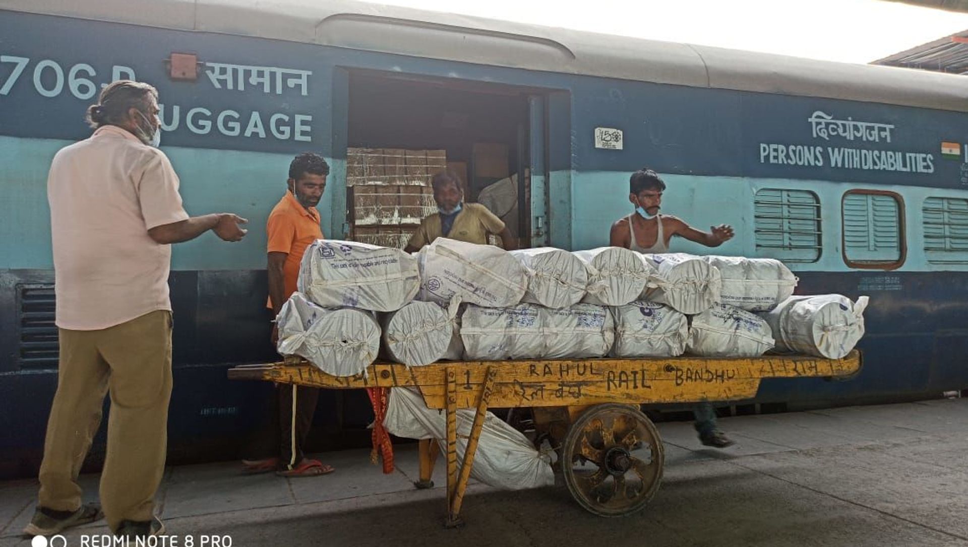 Porters loading essential supplies in Covid-19 Parcel Special train at the New Delhi Railway Station Porters loading essential supplies in Covid-19 Parcel Special train at the New Delhi Railway Station - Sputnik International, 1920, 02.06.2021