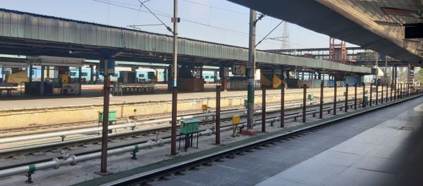 An empty New Delhi railway station, which normally handles 400 trains and almost half a million people daily An empty New Delhi railway station, which normally handles 400 trains and almost half a million people daily - Sputnik International