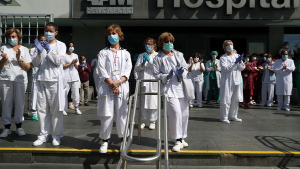Staff from La Paz hospital applaud after a minute of silence to remember Joaquin Diaz, the hospital's chief of surgery who died of COVID-19, amid the coronavirus disease (COVID-19) outbreak in Madrid, Spain, April 20, 2020 - Sputnik International