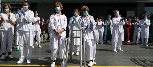 Staff from La Paz hospital applaud after a minute of silence to remember Joaquin Diaz, the hospital's chief of surgery who died of COVID-19, amid the coronavirus disease (COVID-19) outbreak in Madrid, Spain, April 20, 2020 Staff from La Paz hospital applaud after a minute of silence to remember Joaquin Diaz, the hospital's chief of surgery who died of COVID-19, amid the coronavirus disease (COVID-19) outbreak in Madrid, Spain, April 20, 2020 - Sputnik International