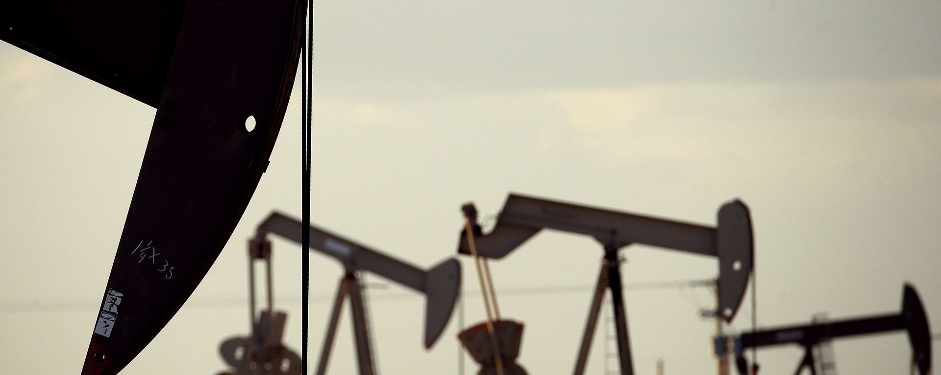 In this April 24, 2015 file photo, pumpjacks work in a field near Lovington, N.M. The United States may have reclaimed the title of the world's biggest oil producer sooner than expected In this April 24, 2015 file photo, pumpjacks work in a field near Lovington, N.M. The United States may have reclaimed the title of the world's biggest oil producer sooner than expected - Sputnik International, 1920, 06.09.2022