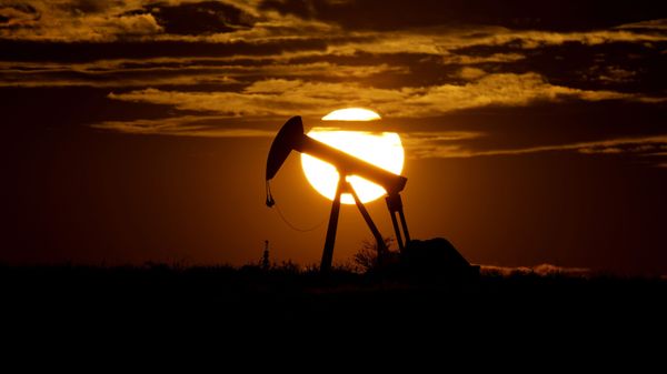 The sun sets behind an idle pump jack near Karnes City, Texas, Wednesday, April 8, 2020. Demand for oil continues to fall due to the new coronavirus outbreak - Sputnik International