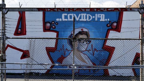A COVID-19 mural is seen in Chicago Logan Square, Friday, April 10, 2020. - Sputnik International