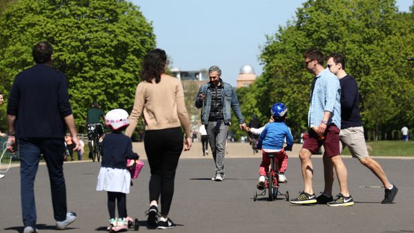 People are seen in Kensington Palace Park, as the spread of the coronavirus disease (COVID-19) continues, London, Britain, April 19, 2020. People are seen in Kensington Palace Park, as the spread of the coronavirus disease (COVID-19) continues, London, Britain, April 19, 2020. - Sputnik International