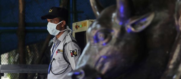 A security guard wearing a mask as a precaution against the new coronavirus stands at the Bombay Stock Exchange (BSE) building in Mumbai, in Mumbai, India, Monday, March 16, 2020 - Sputnik International