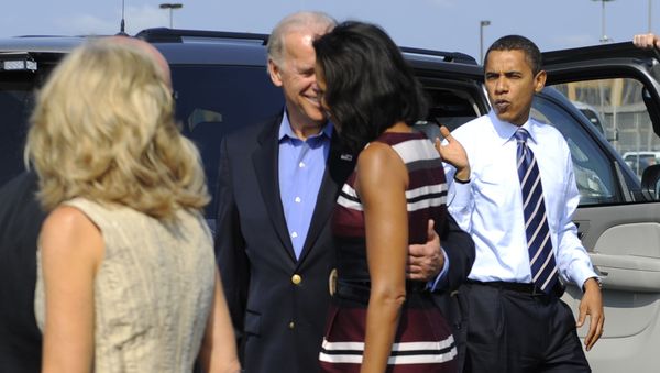 US Democratic presidential candidate Illinois Senator Barack Obama, his running mate Joe Biden(2nd-L) and their wives Michelle and Jill(L)disembark from Obama's campaign plane at Detroit Metropolitan International airport in Detroit, Michigan, September 28, 2008 - Sputnik International