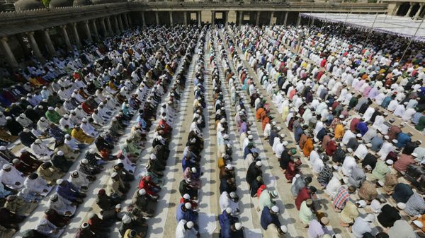 Indian Muslims offer Eid al-Fitr prayers at the Sarkhej Roza in Ahmadabad, India, Wednesday, June 5, 2019. Eid al-Fitr marks the end of the fasting month of Ramadan.  - Sputnik International