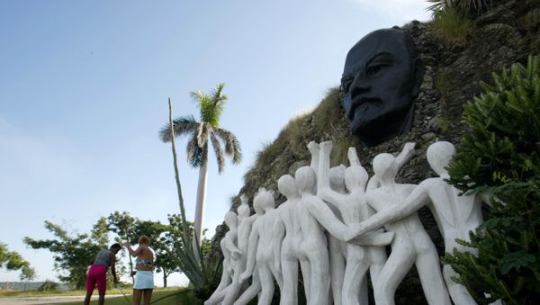 Ines Garcia and Miladis Hernandez clean the area of a statue of Bolshevik leader Vladimir Lenin, in a Square in Havana, Cuba, Wednesday, Aug 2, 2006 - Sputnik International