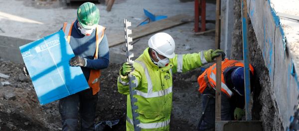 Construction workers work on a site in Chester-le-Street Britain - Sputnik International