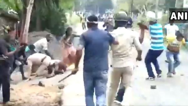  Clash broke between Police and locals after they (Police) objected to the road being blocked by the local - Sputnik International