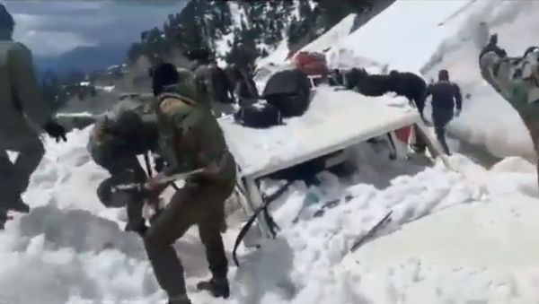 Rescue Operation Video. Indian Army rescued Sub District Magistrate & two others in Karnah area of North Kashmir - Sputnik International