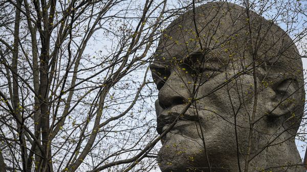 A Lenin monument in Moscow - Sputnik International