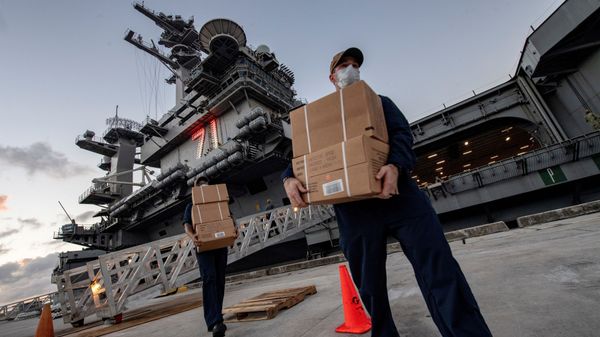 U.S. Navy sailors assigned to the aircraft carrier USS Theodore Roosevelt carry meals in Guam U.S. Navy sailors assigned to the aircraft carrier USS Theodore Roosevelt carry meals in Guam - Sputnik International