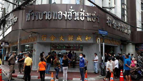 People line up to enter a goldsmith as demand for cash increases after the partial shut down caused by the outbreak of the coronavirus disease (COVID-19) hurts the local economy in Bangkok, Thailand April 16, 2020 - Sputnik International